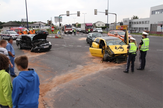 Mehrere Verletzte bei schwerem Kreuzungscrash mit vier Fahrzeugen in Traun