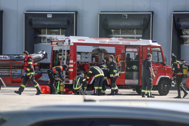 Leblose Person in Wels-Lichtenegg durch Feuerwehrtaucher aus Mühlbach geborgen