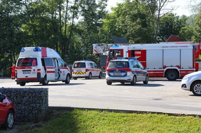 Leblose Person in Wels-Lichtenegg durch Feuerwehrtaucher aus Mühlbach geborgen