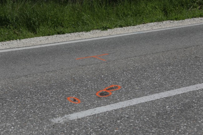 E-Bike-Fahrer (84) bei Kollision mit Rettungsauto in Neuhofen im Innkreis tödlich verletzt