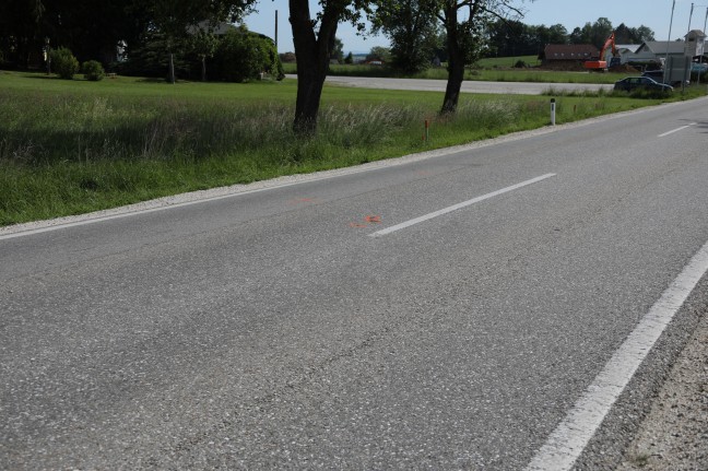 E-Bike-Fahrer (84) bei Kollision mit Rettungsauto in Neuhofen im Innkreis tdlich verletzt