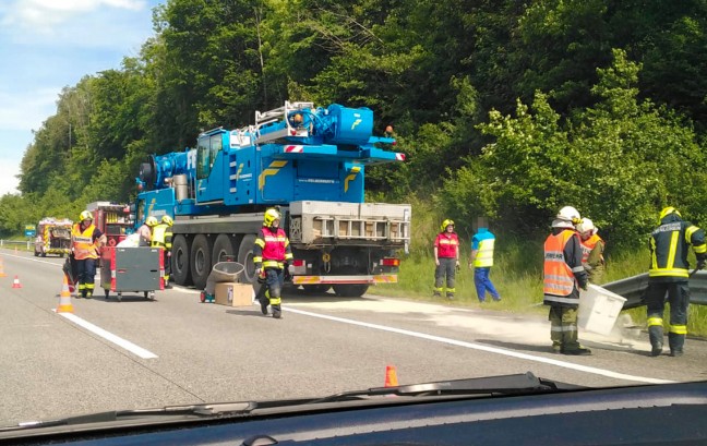 Größerer Hydraulikölaustritt aus defektem Schwerlastkranfahrzeug auf Westautobahn bei Regau