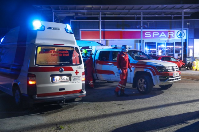 Auto crasht bei Verkehrsunfall in den Eingangsbereich eines Supermarktes in Neuhofen an der Krems