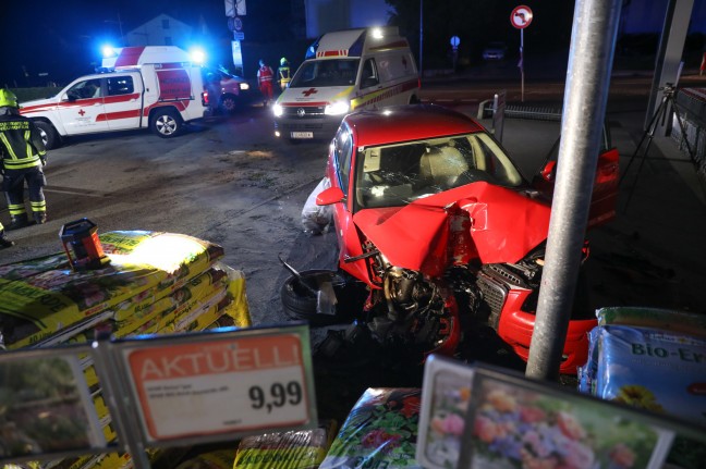 Auto crasht bei Verkehrsunfall in den Eingangsbereich eines Supermarktes in Neuhofen an der Krems