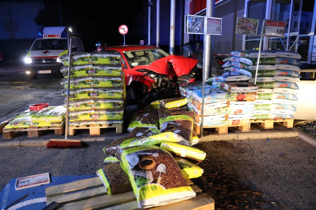 Auto crasht bei Verkehrsunfall in den Eingangsbereich eines Supermarktes in Neuhofen an der Krems