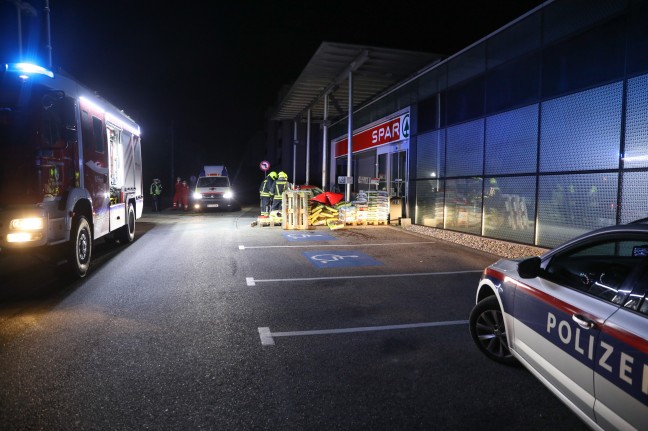 Auto crasht bei Verkehrsunfall in den Eingangsbereich eines Supermarktes in Neuhofen an der Krems