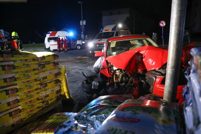 Auto crasht bei Verkehrsunfall in den Eingangsbereich eines Supermarktes in Neuhofen an der Krems