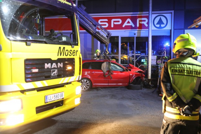 Auto crasht bei Verkehrsunfall in den Eingangsbereich eines Supermarktes in Neuhofen an der Krems