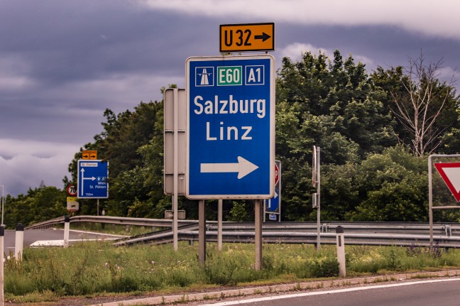 Schwerer Autoüberschlag auf Westautobahn bei Linz-Ebelsberg