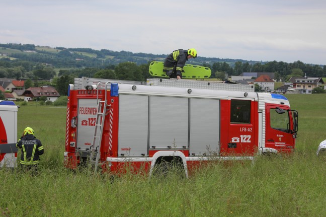 Notarzthubschrauber bei Personenrettung auf Baustelle in Schlierbach im Einsatz