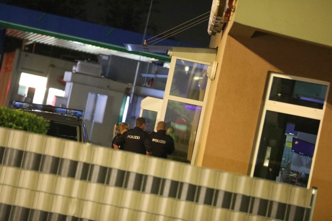 "McHausdurchsuchung": Nächtlicher Einsatz der Polizei bei Fast-Food-Restaurant in Wels-Pernau