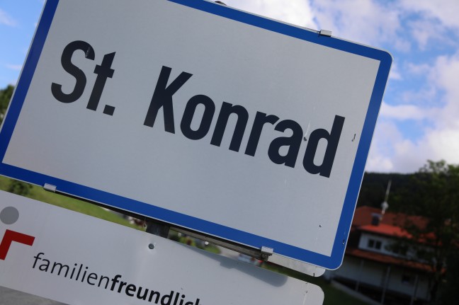 Person bei Überschlag mit Mähtraktor in St. Konrad schwer verletzt