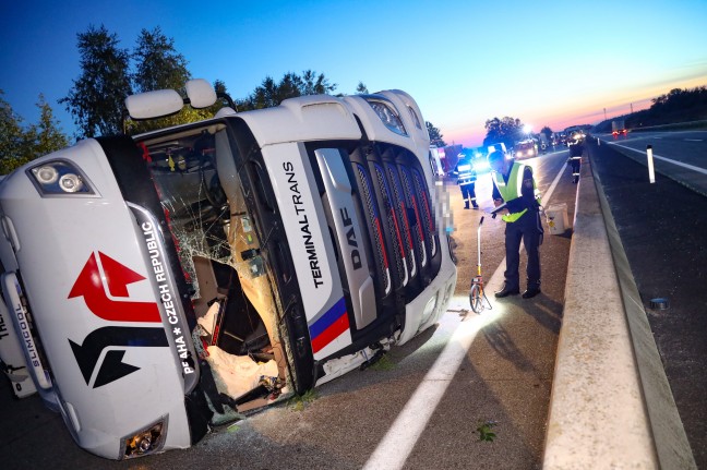 LKW-Unfall: Sattelzug mit 20 Tonnen Käse auf Westautobahn bei Ohlsdorf umgestürzt