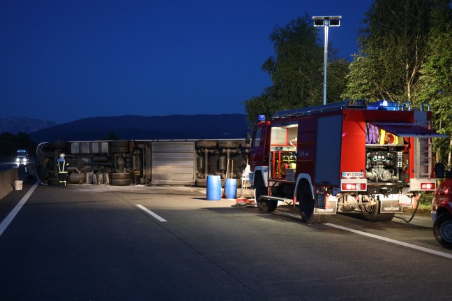 LKW-Unfall: Sattelzug mit 20 Tonnen Käse auf Westautobahn bei Ohlsdorf umgestürzt