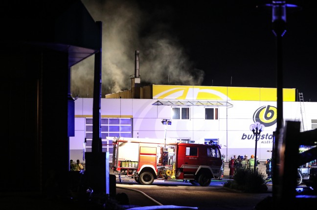 Großbrand bei Transport- und Bauunternehmen in Haag am Hausruck