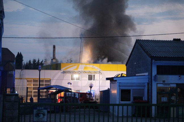 Großbrand bei Transport- und Bauunternehmen in Haag am Hausruck