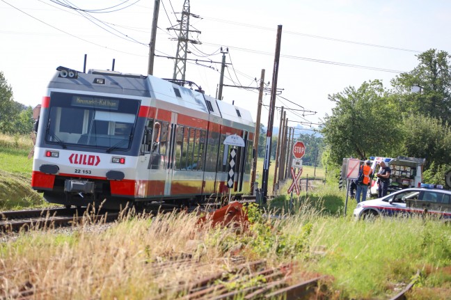 Schüler (14) auf Bahnübergang in Prambachkirchen von Lokalbahn erfasst und schwer verletzt