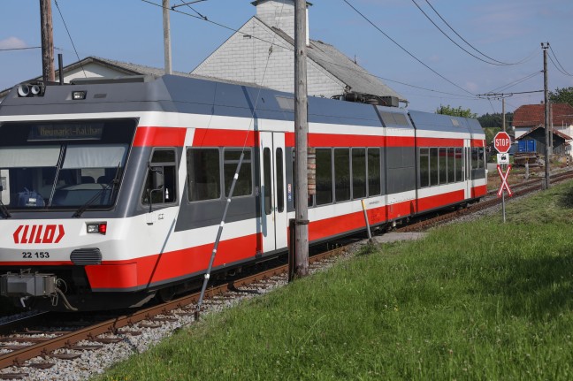 Schüler (14) auf Bahnübergang in Prambachkirchen von Lokalbahn erfasst und schwer verletzt