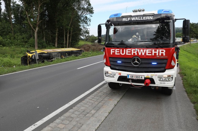LKW-Lenker bei Unfall auf Wallerner Straße in Wallern an der Trattnach schwer verletzt