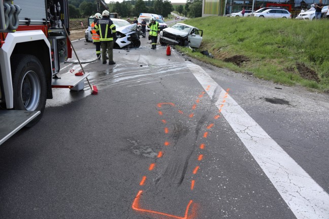Kreuzungscrash mit drei Autos in Buchkirchen fordert drei Verletzte