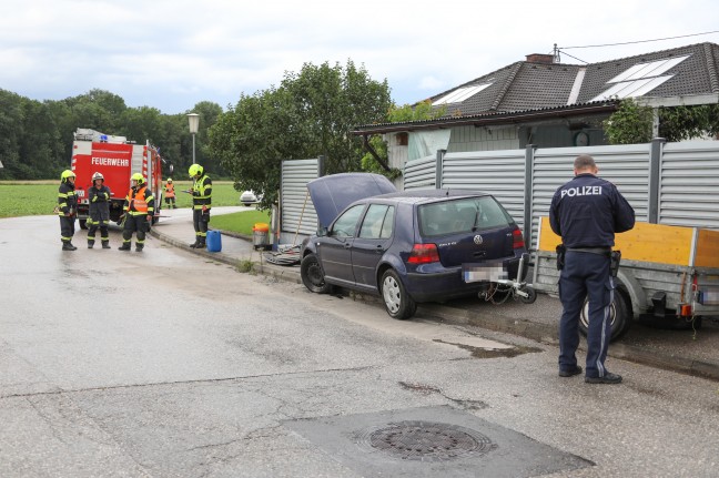 Auto kracht in Zaun: Verkehrsunfall bei Bahnbergang in Piberbach