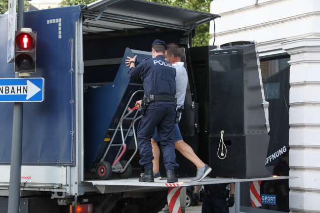 Illegales Glücksspiel: Finanzpolizei beschlagnahmt zahlreiche Spielautomaten in Wels-Innenstadt