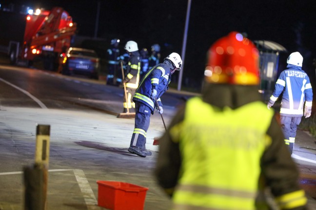 Verkehrsinsel stoppt Alkolenker: Unfall mit größerem Ölaustritt auf Pyhrnpass Straße bei Sattledt