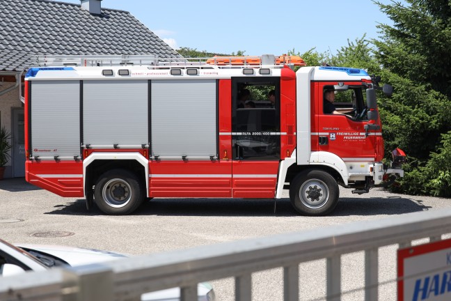 Hallendach eingesackt: Feuerwehr bei Sicherungsmaßnahmen in Wels-Neustadt im Einsatz
