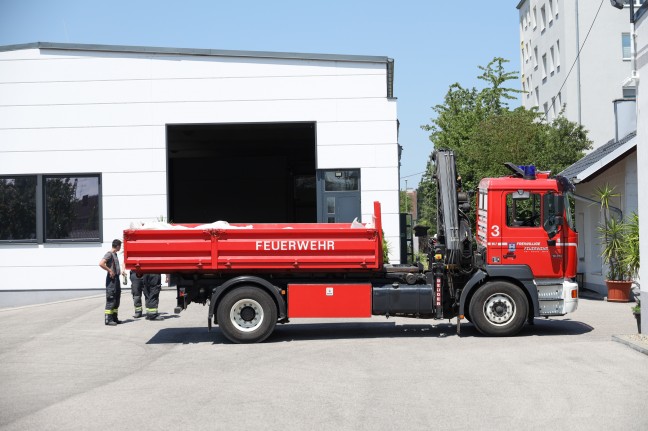 Hallendach eingesackt: Feuerwehr bei Sicherungsmaßnahmen in Wels-Neustadt im Einsatz