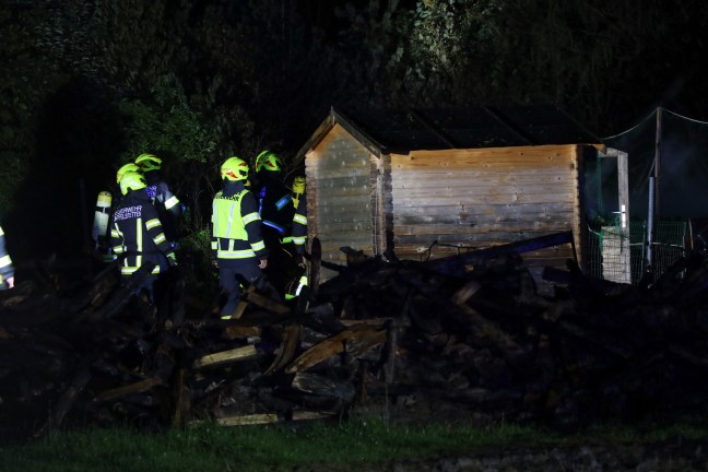 Brandserie: Neuerlicher Brand eines Holzstoßes bei einem Bauernhof in Asten
