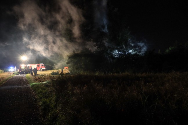 Brandserie: Neuerlicher Brand eines Holzstoßes bei einem Bauernhof in Asten