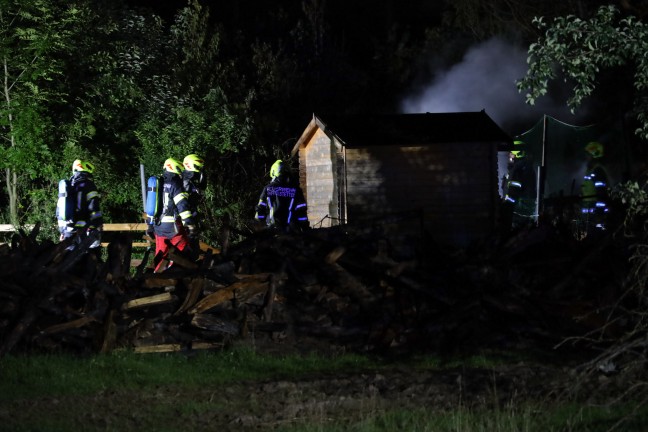 Brandserie: Neuerlicher Brand eines Holzstoßes bei einem Bauernhof in Asten