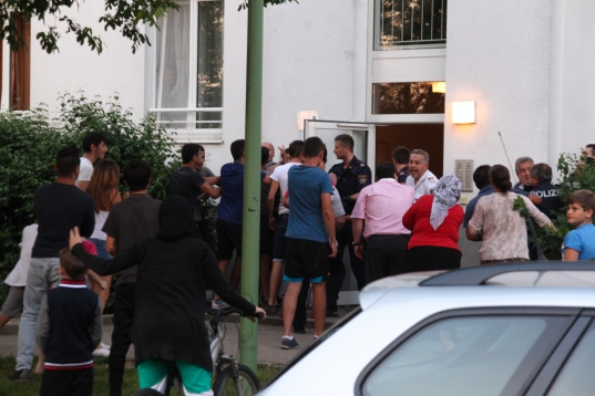 Großeinsatz der Polizei wegen tumultartiger Szenen nach Streit in Otto-Loewi-Siedlung