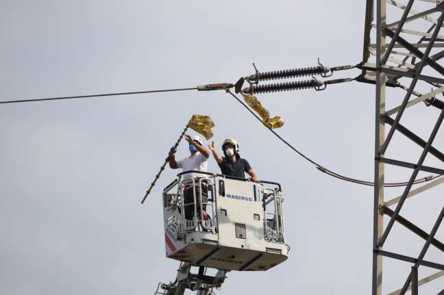Luftballon in Hochspannungsleitung: Drehleiter-Einsatz der Feuerwehr in Wels-Schafwiesen