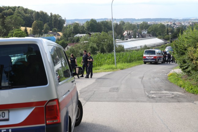 Großeinsatz der Polizei bei der Fahndung mehrerer geflüchteter Personen in Thalheim bei Wels