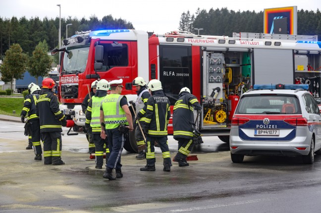 Aufräumarbeiten nach Kreuzungskollision auf Pyhrnpass Straße in Sattledt