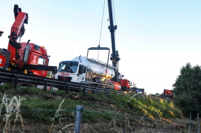 Silo-LKW auf Westautobahn bei Sipbachzell verunfallt