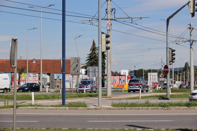 Auto gegen Straßenbahn: Menschenrettung nach schwerem Verkehrsunfall bei Pasching