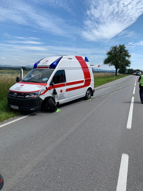 Unfall zwischen Rettungsfahrzeug und Auto samt Anhänger auf Eferdinger Straße in Fraham endet glimpflich