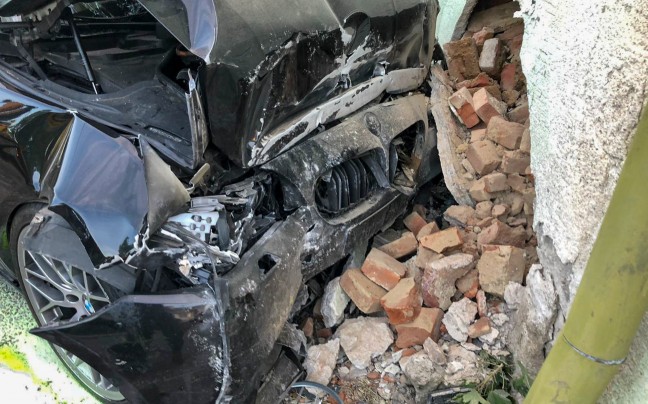 Tödlicher Verkehrsunfall: Autolenker (36) stirbt nach Kollision mit Hausmauer in Obernberg am Inn