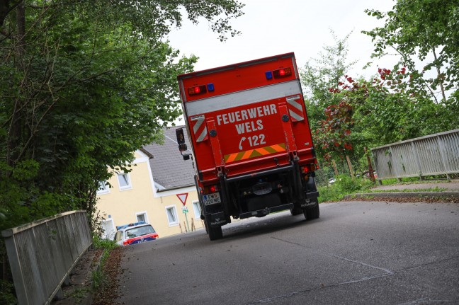 Feuerwehr fischt in Wels-Waidhausen für Polizei sichergestellten Gegenstand aus dem Mühlbach