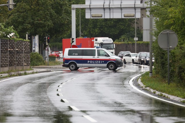 Kraneinsatz: Größerer Einsatz nach Verklausung im Mühlbach in Wels-Pernau nach Unwetter