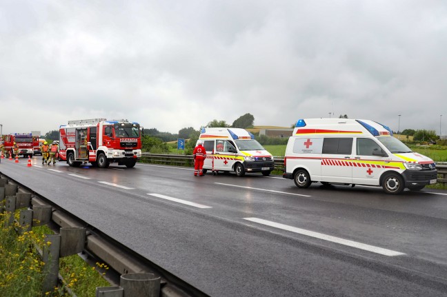 Menschenrettung nach schwerem Verkehrsunfall auf Innkreisautobahn bei Meggenhofen