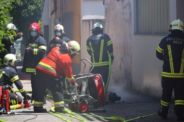Brand eines E-Scooters in einer Garage in Wels-Neustadt fordert einen Verletzten