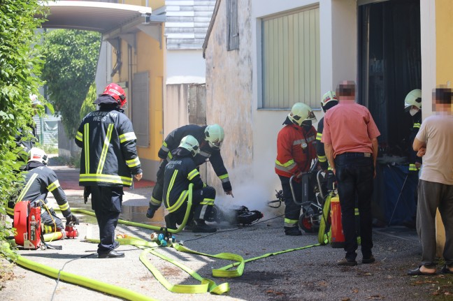 Brand eines E-Scooters in einer Garage in Wels-Neustadt fordert einen Verletzten