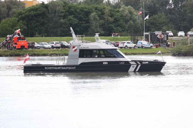 Personenrettung: Segelflugzeug in Industriegebiet-Hafen in die Donau gestürzt
