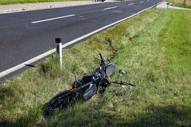 Kreuzungscrash zwischen Moped und Auto im Bezirk Grieskirchen fordert zwei Verletzte