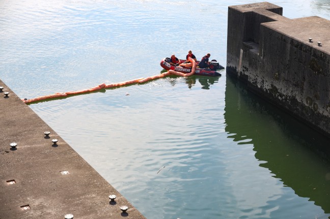 Bootseinsatz der Feuerwehr: Aufwendiger Öleinsatz auf der Traun im Bereich des Kraftwerks in Pucking