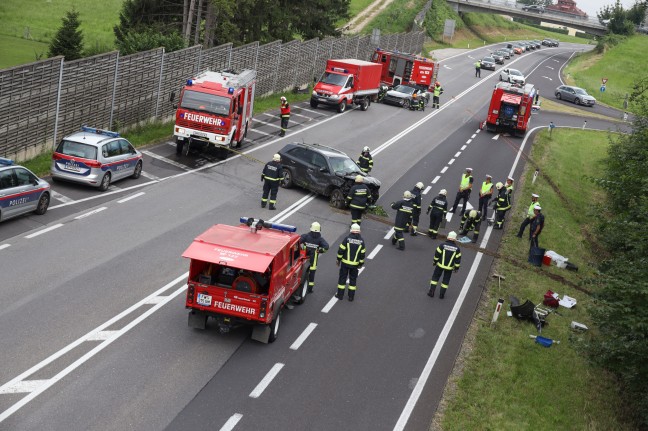 Heftige Kollision zweier Fahrzeuge auf der Salzkammergutstraße in Gmunden endet glimpflich