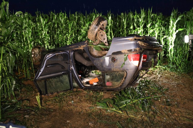 Verkehrsunfall in Wolfern: Lenkerin nach Überschlag in Maisfeld mit Hand unter Auto eingeklemmt